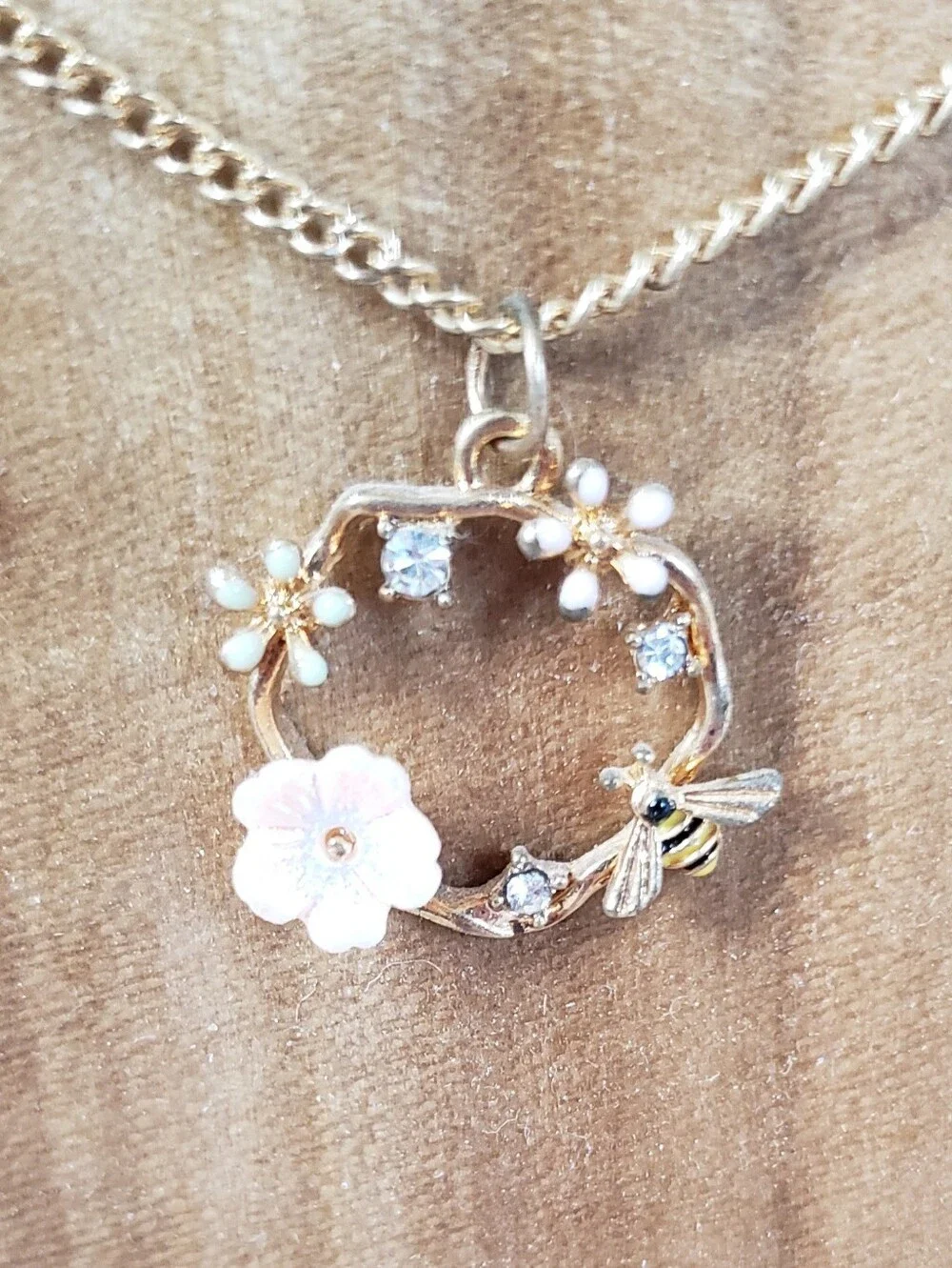 5/$25 NWOT Floral Bee Necklace